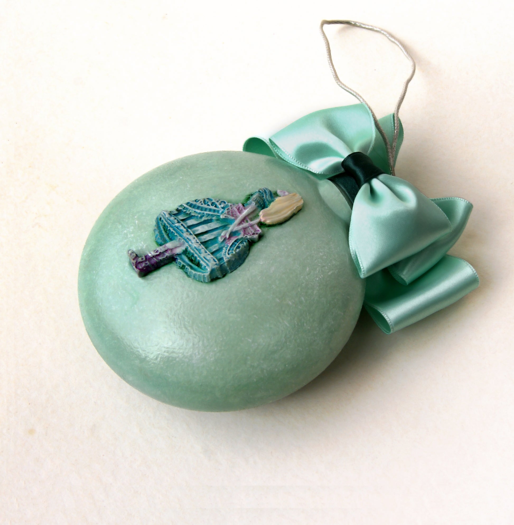 Christmas tree ball in gift box, Alice in Wonderland.
Color Mint green.