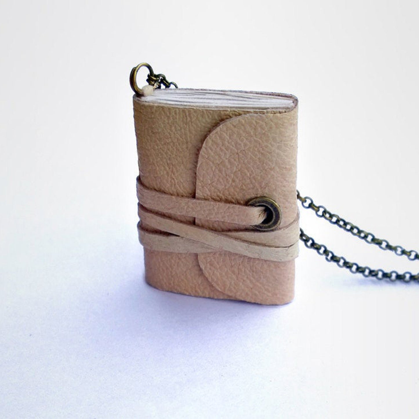 Collier de livre miniature fait à la main.