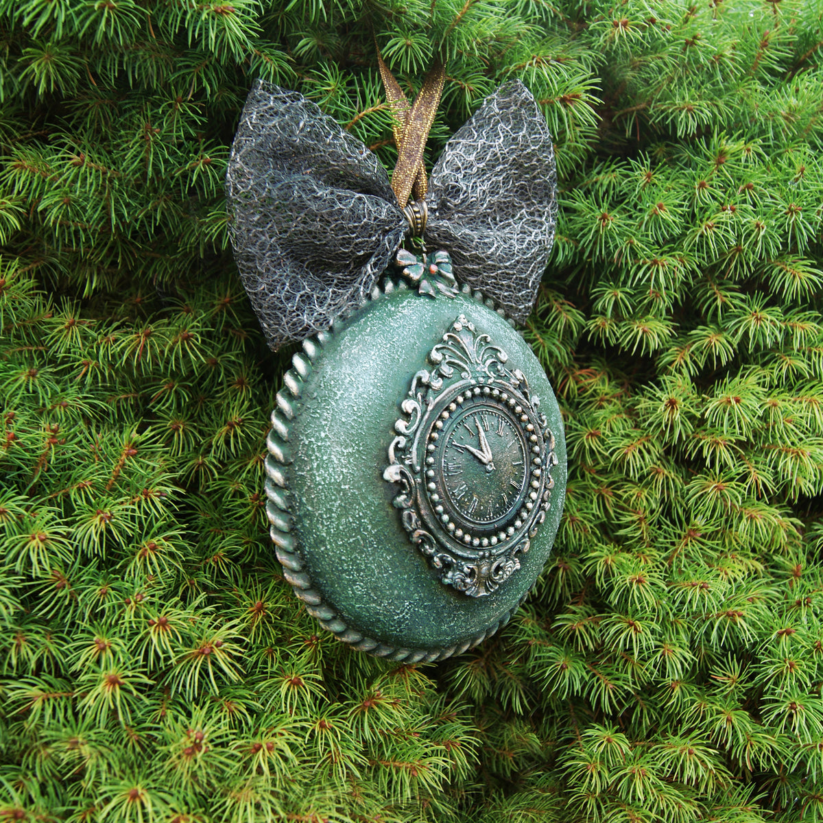 Christmas tree decoration: unique decoupage ornaments (Victorian style)