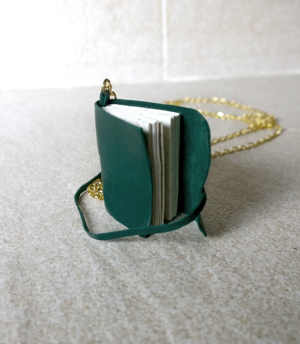 Cadeau de Noël, Collier de livre, bijoux de mini-livre, mini journal, petit livre, collier de littérature