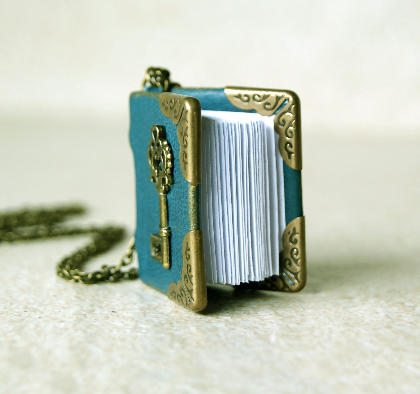 Mini-Leerbuch aus Leder mit Schlüssel auf dem Einband, Buchhalskette, handgefertigter Buchschmuck