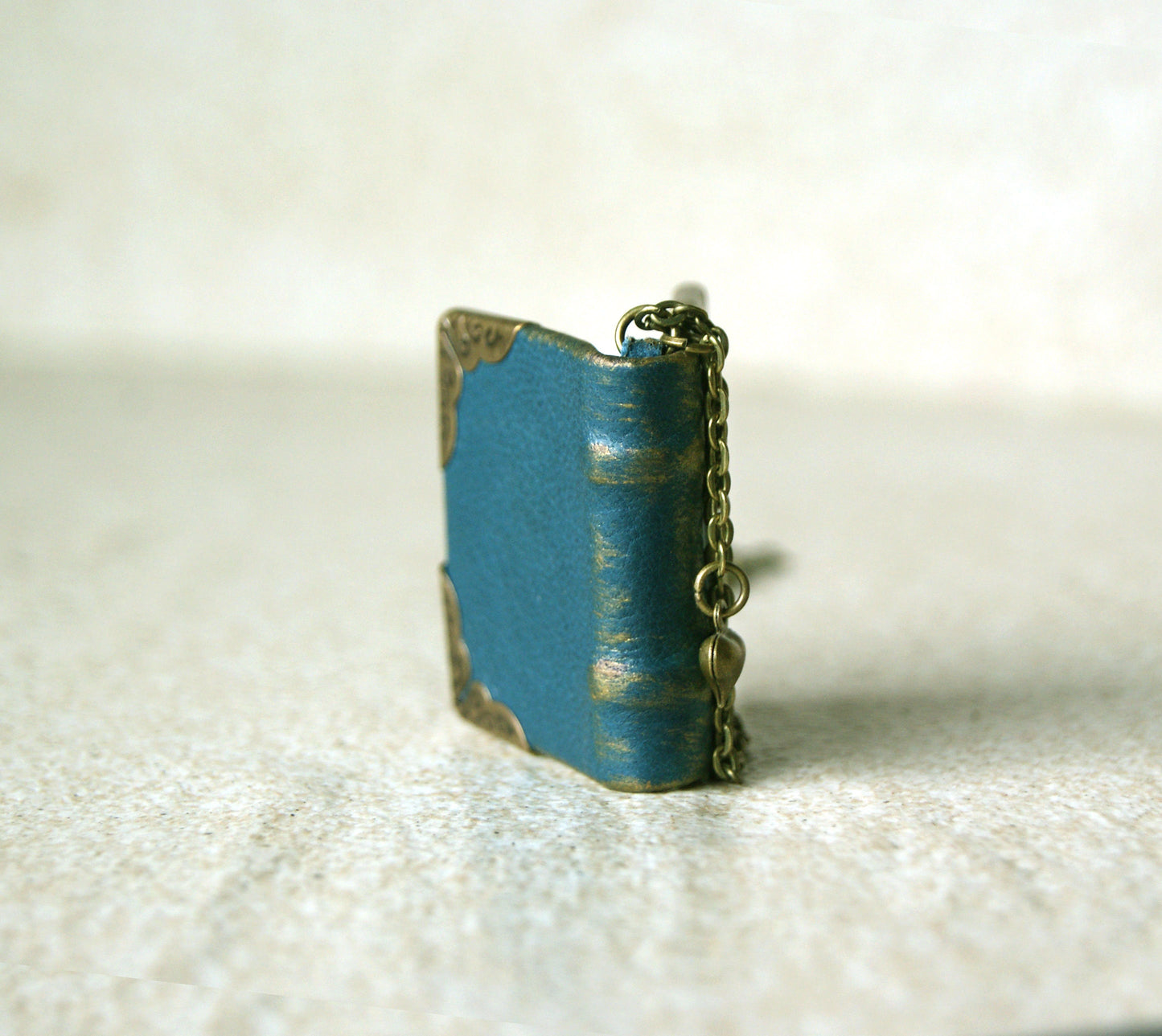Mini-Leerbuch aus Leder mit Schlüssel auf dem Einband, Buchhalskette, handgefertigter Buchschmuck