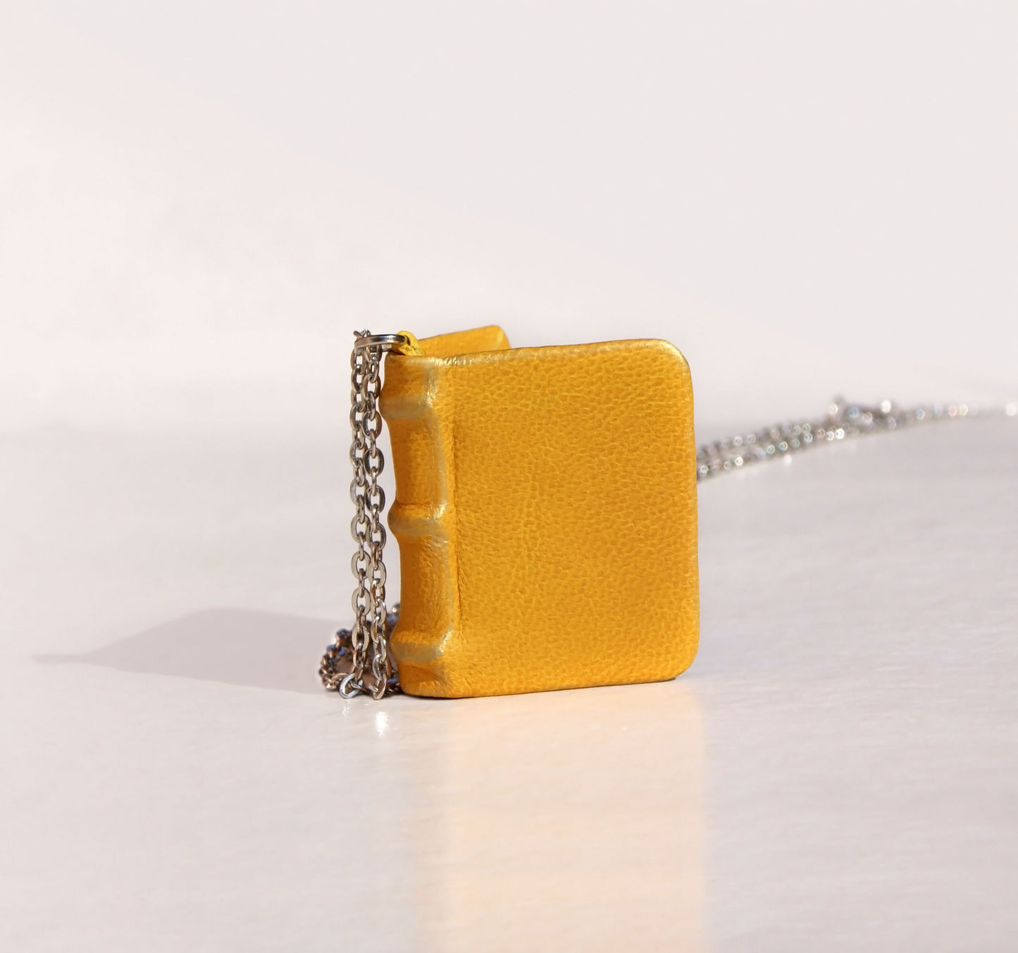 Collier de livre botanique miniature, petit livre floral, pendentif en cuir