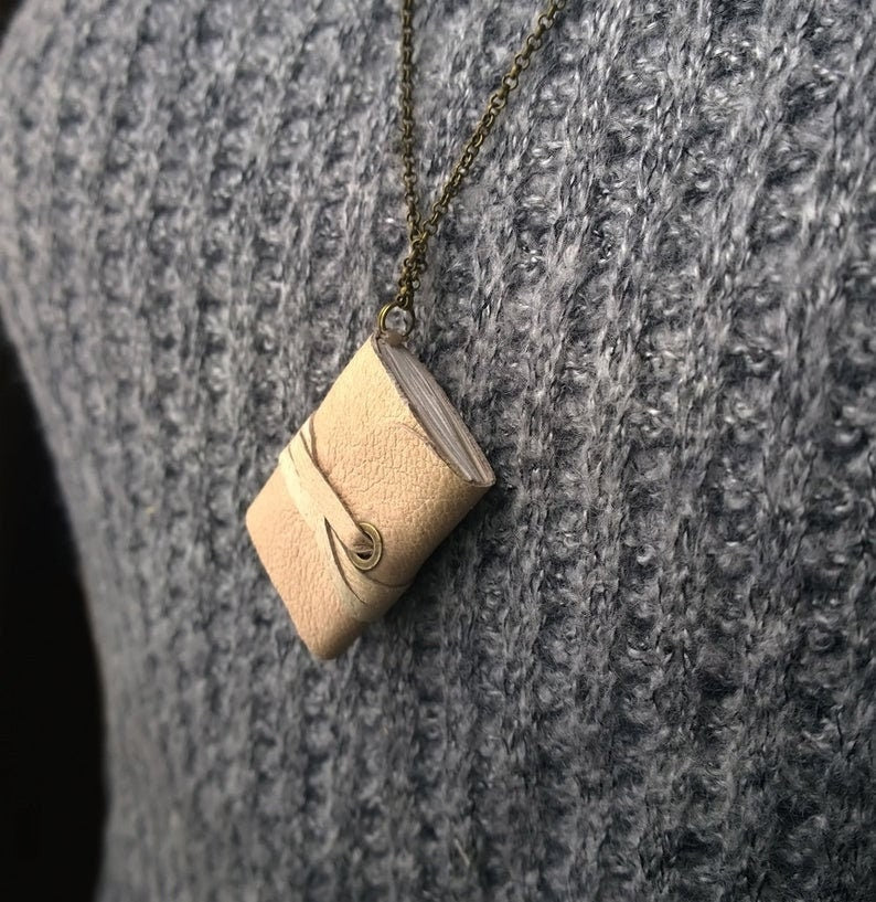 Collier de livre miniature, petit pendentif de livre en cuir avec poignard