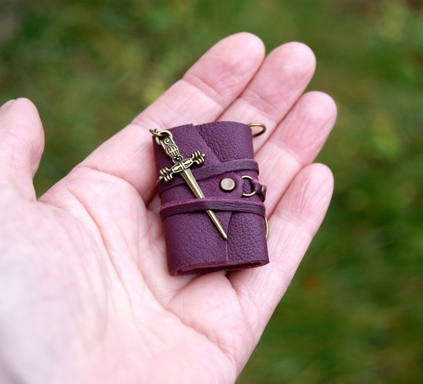 Collier de livre miniature, petit pendentif de livre en cuir avec poignard